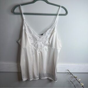 Vanity Fair White Lace Chemise